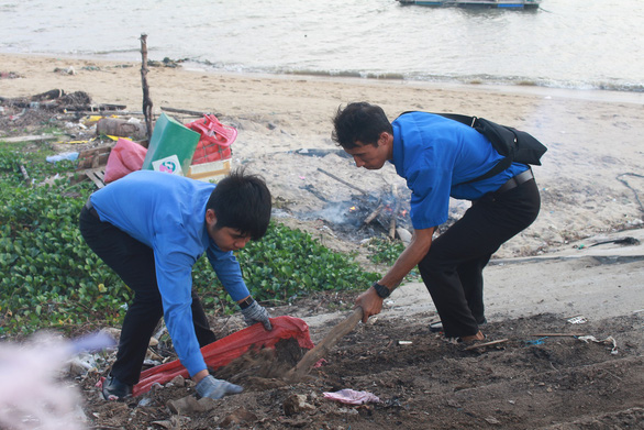 1.000 bạn trẻ dọn rác, trồng cây ở biển Khánh Hòa - Ảnh 5.