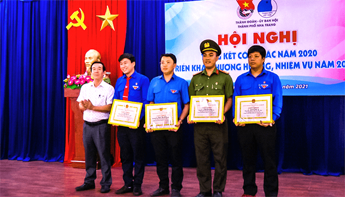 Đồng chí Nguyễn Thế Sinh - Phó Bí thư Thường trực Thành ủy, Chủ tịch HĐND thành phố trao giấy khen cho các đơn vị xuất sắc
