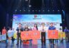 Đồng chí Trương Tấn Hùng – Phó Bí thư Thường trực Tỉnh đoàn, Chủ tịch Hội Sinh viên Việt Nam và Ông Đoàn Minh Long - Chủ tịch Hội Nhà báo tỉnh Khánh Hòa trao tặng cờ Giải A cho các đơn vị