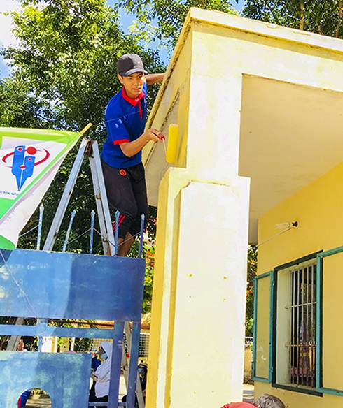 Sinh viên Trường Cao đẳng Sư phạm Trung ương Nha Trang sơn sửa cổng Trường THPT Lạc Long Quân (huyện Khánh Vĩnh).