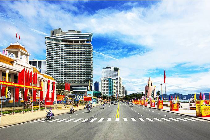 Nha Trang rực rỡ cờ hoa chào mừng Đại hội đại biểu Đảng bộ tỉnh Khánh Hòa, lần thứ XVIII, nhiệm kỳ 2020 - 2025.  Ảnh: VĂN THÀNH CHÂU