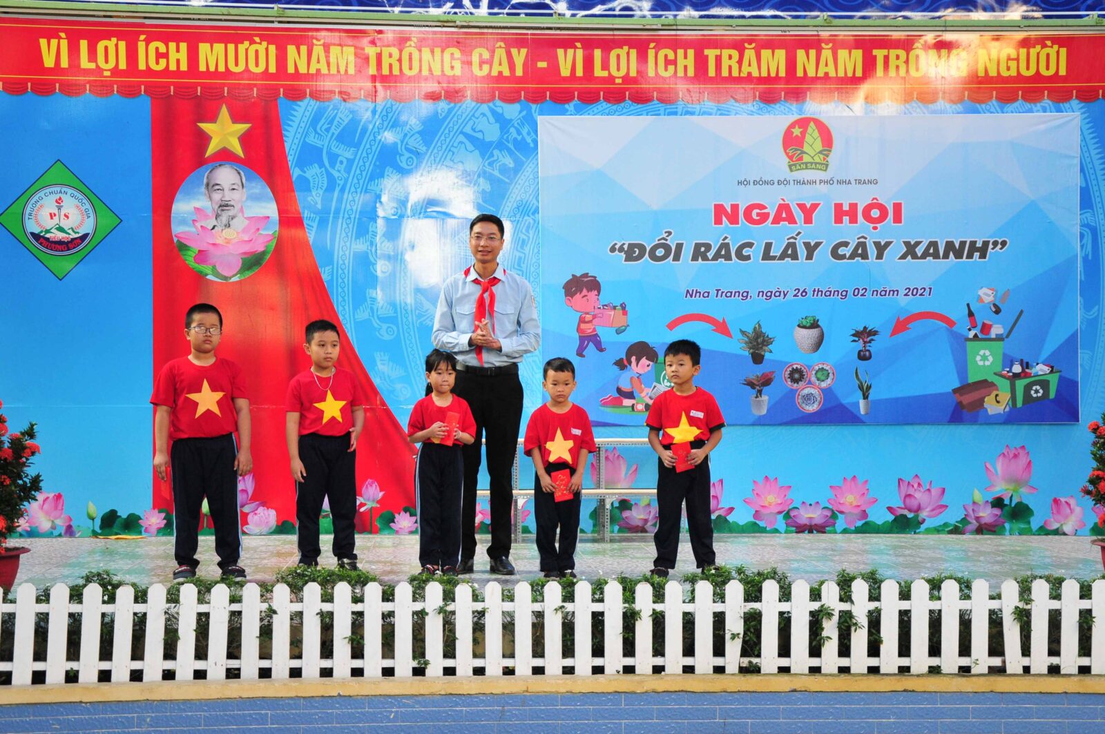 Dịp này, Hội đồng Đội TP. Nha Trang trao 10 suất học bổng cho học sinh có hoàn cảnh khó khăn của trường