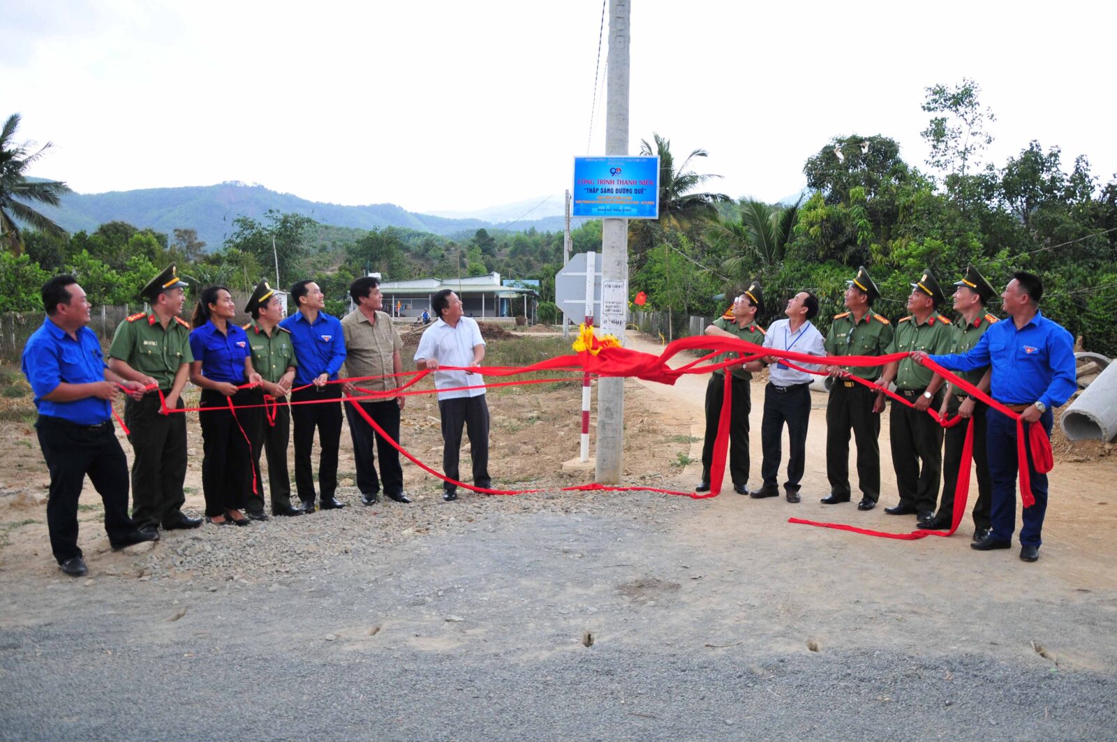 Công trình thanh niên Thắp sáng đường quê đi vào hoạt động đã góp phần chiếu sáng, đảm bảo an toàn giao thông, an ninh trật tự tại địa phương