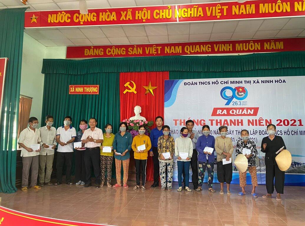 Tặng quà cho các gia đình thuộc diện hộ nghèo xã Ninh Thượng