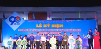 Trao giấy khen cho các đội đạt giải.