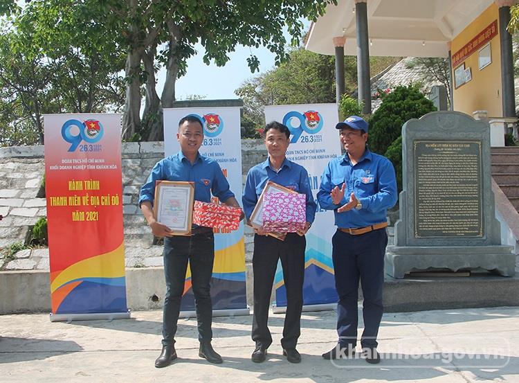 Lãnh đạo Đoàn Khối Doanh nghiệp tỉnh (bìa phải) trao quyết định tiếp nhận và tặng quà lưu niệm cho 2 chi đoàn.