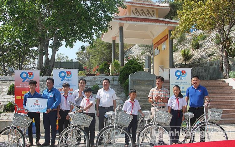 Ban Tổ chức tặng xe đạp cho các em học sinh.