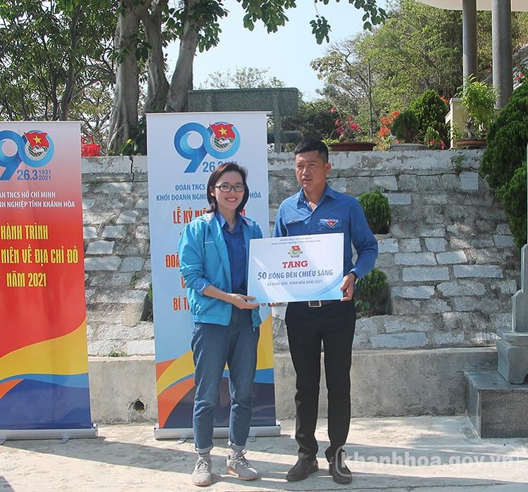 Ban Tổ chức tặng bóng đèn cho xã Ninh Vân.