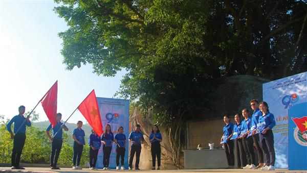 Lễ kết nạp đoàn viên mới “Lớp đoàn viên 90 năm Đoàn TNCS Hồ Chí Minh”