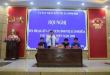 Đồng chí Nguyễn Vĩnh Thạnh, Phó Bí thư Thị ủy, Chủ tịch UBND thị xã Ninh Hòa trả lời câu hỏi của thanh niên tại buổi đối thoại