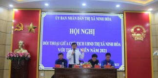 Đồng chí Nguyễn Vĩnh Thạnh, Phó Bí thư Thị ủy, Chủ tịch UBND thị xã Ninh Hòa trả lời câu hỏi của thanh niên tại buổi đối thoại