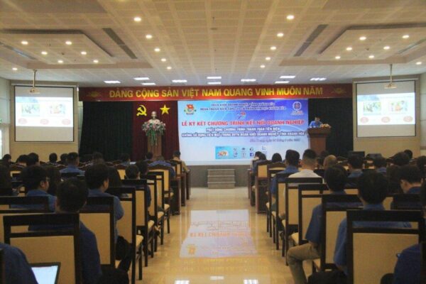 Đoàn cơ sở PC Khánh Hòa giới thiệu dịch vụ thanh toán tiền điện trực tuyến tiện ích