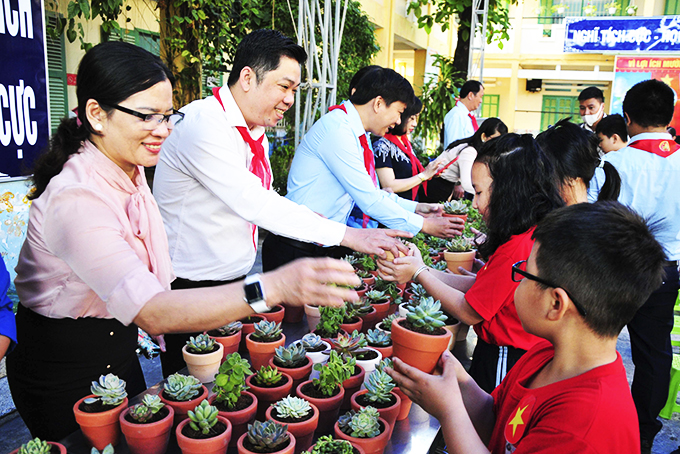 Học sinh Trường Tiểu học Phương Sơn tham gia chương trình “Đổi rác lấy cây xanh”.