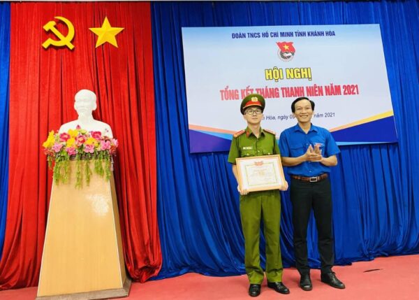 Đồng chí Trương Tấn Hùng tặng bằng khen cho cá nhân có thành tích xuất sắc trong công tác đấu tranh, phòng chống tội phạm