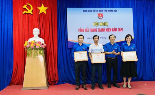 Đồng chí Trương Tấn Hùng trao giải cuộc thi bảng ảnh tuyên truyền "Tự hào trang sử vẻ vang" chào mừng kỷ niệm 90 năm Ngày thành lập Đoàn