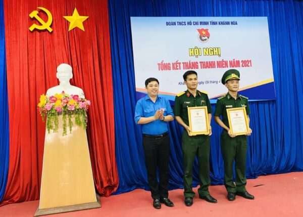 Đồng chí Phạm Ngọc Hải – Phó Bí thư Tỉnh đoàn trao giải cuộc thi viết "Đoàn trong trái tim tôi"