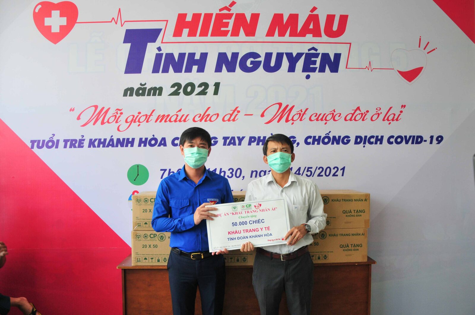 Đại diện Công ty Cổ phần chăn nuôi CP Việt Nam trao tặng 50.000 khẩu trang y tế cho lãnh đạo Tỉnh đoàn