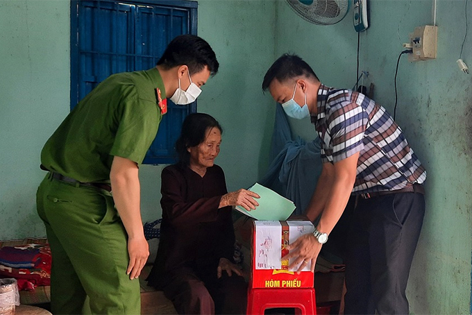 Mẹ Việt Nam Anh hùng Phan Thị Chưa bỏ phiếu tại nhà riêng. Ảnh: M.Thiết