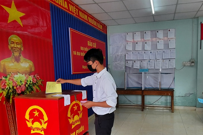 Sinh viên Nguyễn Ngọc Sơn lần đầu tiên được bỏ phiếu bầu cử. Ảnh: Minh Thiết