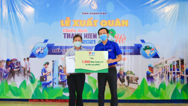 Đồng chí Trương Tấn Hùng tặng khẩu trang và nhu yếu phẩm cho làng trẻ em SOS Nha Trang.