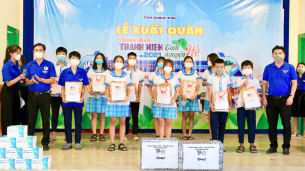Đồng chí Phạm Ngọc Hải – Phó Bí thư Tỉnh đoàn, Chủ tịch Hội Sinh viên tỉnh tặng (ngoài cùng bên phải) 11 suất học bổng cho trẻ em SOS Nha Trang.