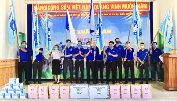 Các đồng chí lãnh đạo trao cờ quyết thắng và cờ chiến dịch sinh viên tình nguyện hè cho các đơn vị.