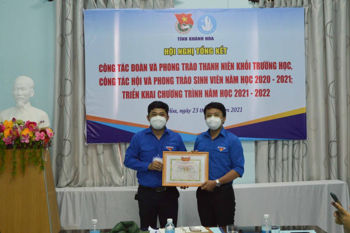 Đồng chí Phạm Ngọc Hải - Phó Bí thư Tỉnh Đoàn, Chủ tịch Hội Sinh viên Việt Nam tỉnh tặng bằng khen cho đại diện các tập thể, cá nhân khối trường THPT.