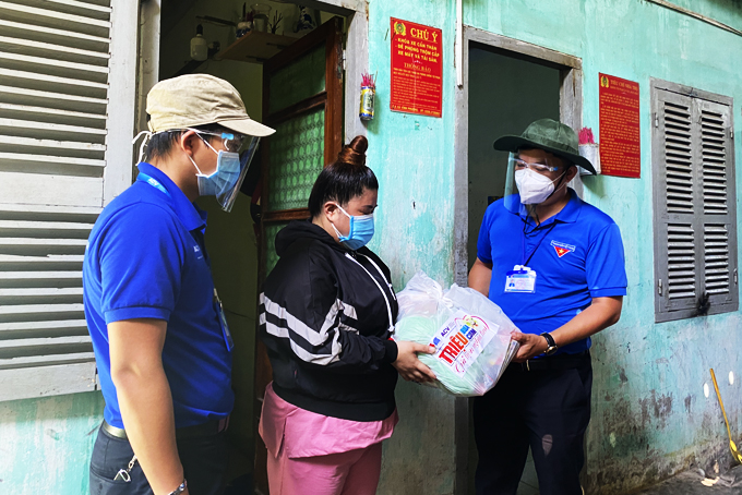 Tỉnh đoàn hỗ trợ nhu yếu phẩm cho người dân các khu trọ. 