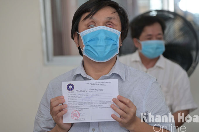 Ông Nguyễn Tuấn, một người khiếm thị làm việc tại cơ sở massage người mù trên đường Hồng Bàng bày tỏ phấn khởi sau khi được tiêm vắc-xin phòng Covid-19.