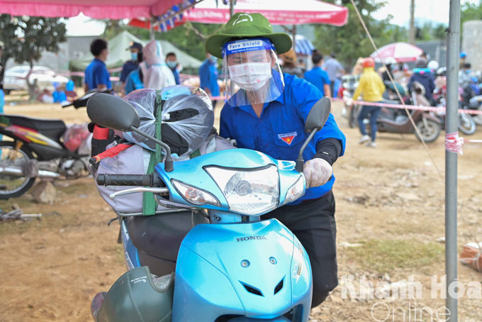 Một phương tiện đã được sửa xong được các đoàn viên, thanh niên bàn giao cho người dân.