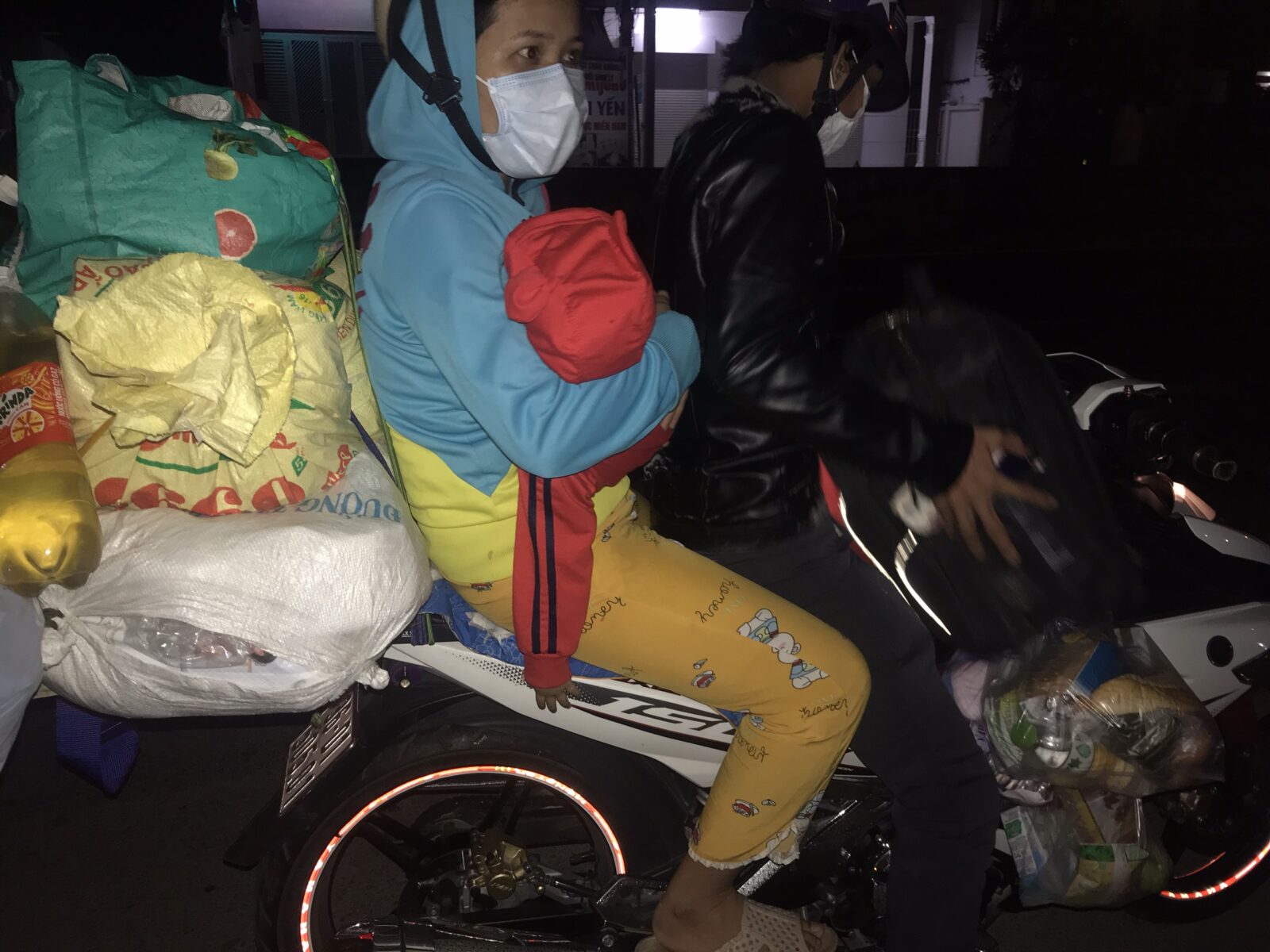 Một gia đình về quê trong đêm qua địa phân tỉnh Khánh Hòa.