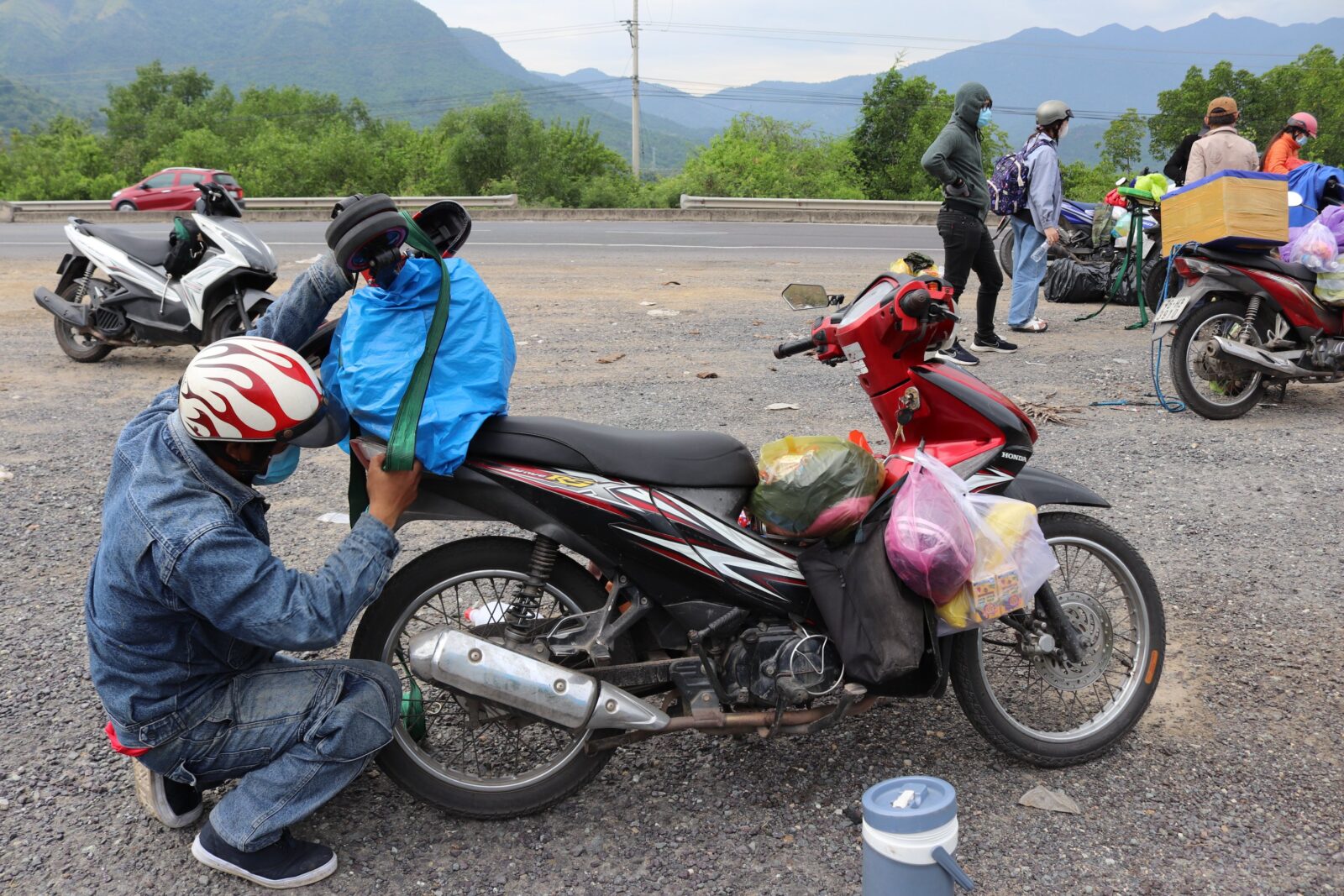 Những lao động quê ở Quảng Ngãi buộc lại vật dụng trên đường về quê.