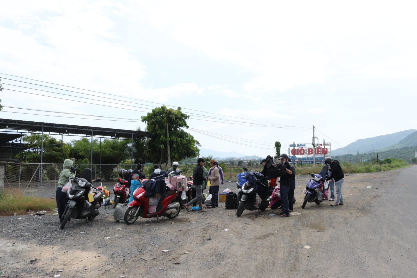 Người lao động quê ở tỉnh Quảng Ngãi dừng nghỉ ngơi ở địa phận thị xã Ninh Hòa.<span style= 