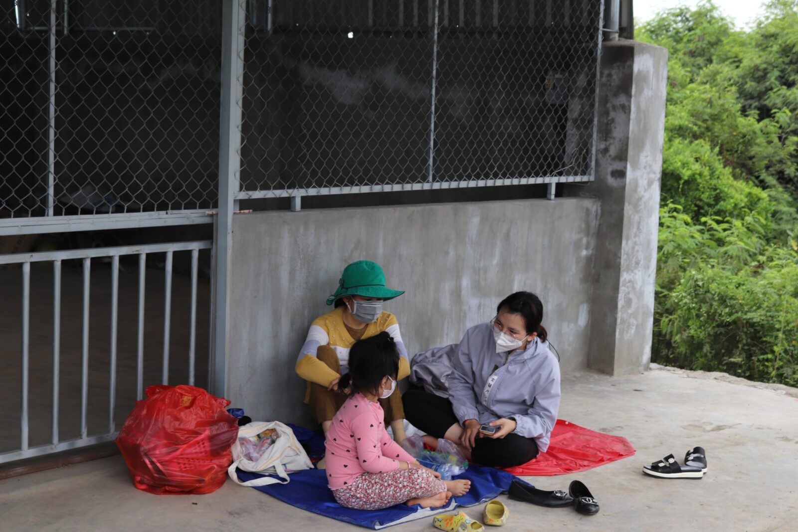 2 mẹ con tạm nghỉ ngơi dọc đường trong hành trình về quê ở tỉnh Quảng Nam.