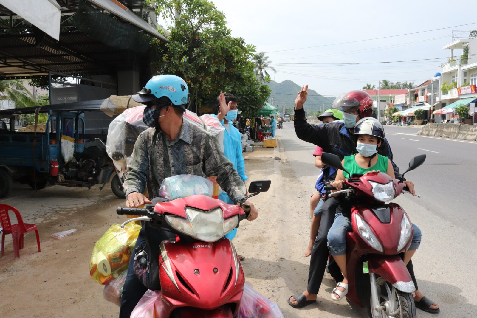 2 anh em Phạm Xuân Kính (quê ở Nghệ An) nhận tiền hỗ trợ trên chuyến hành trình về quê.