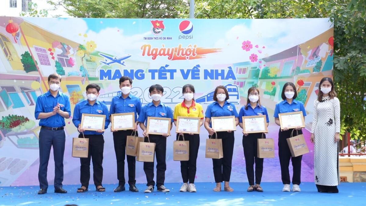 Đồng chí Bùi Quang Huy và Bà Dương Việt Nga trao vé biểu trưng cho sinh viên, thanh niên công nhân và người lao động tham gia chương trình “Mang Tết về nhà” năm 2022